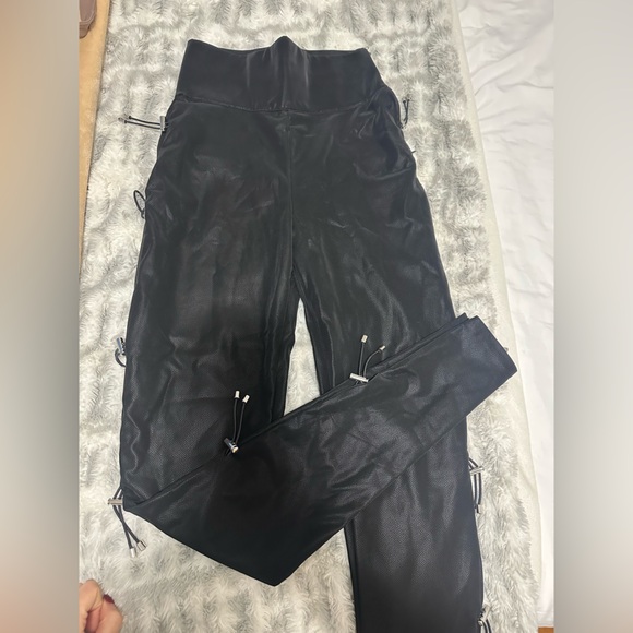 Mainere de Voir TOGGLE DETAIL VEGAN LEATHER LEGGINGS - BLACK
Size: 2 us - Picture 2 of 4